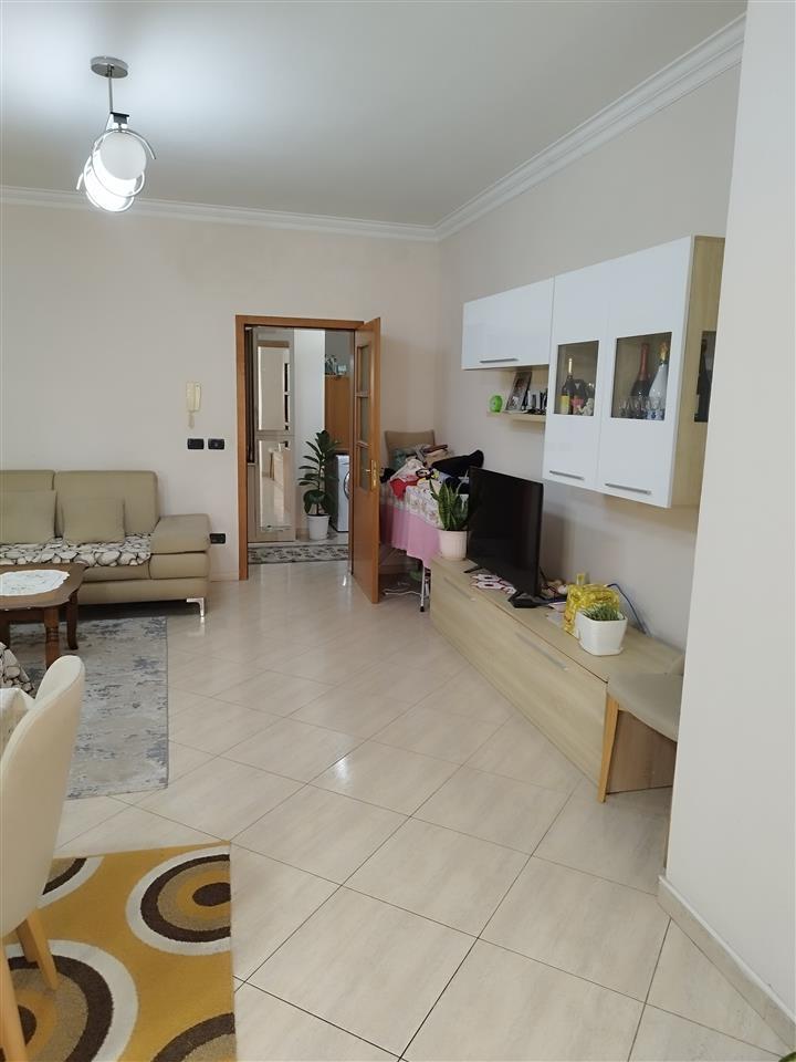 Shitet Apartament 3+2+2 lgj konferenca e Pezes, kompleksi