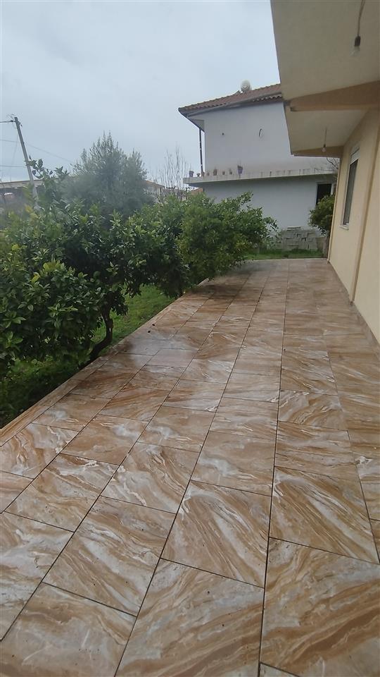 Shitet shtepi private me 500 m2 truall