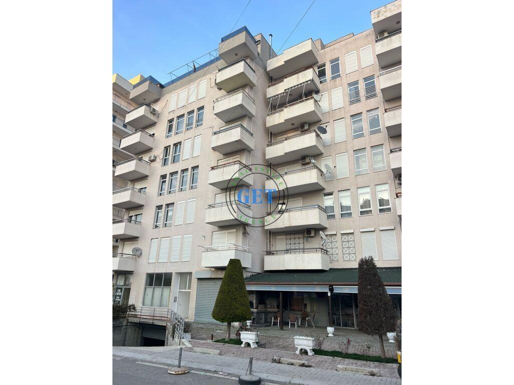 Shiten dy poste parkimi, Shkembi Kavajes, Durres Lokacioni