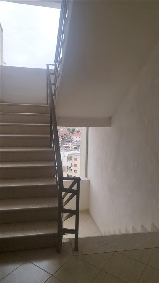 Shitet apartament 2+1 i mobiluar ne lgj 8 shkurti