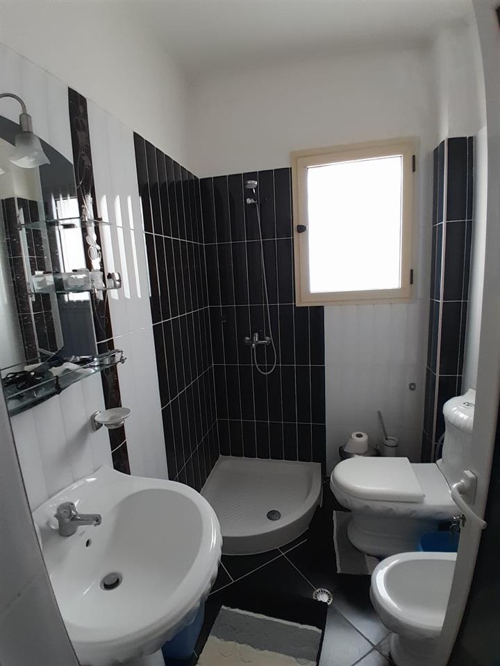 Shitet apartament 2+1 i mobiluar ne lgj 8 shkurti