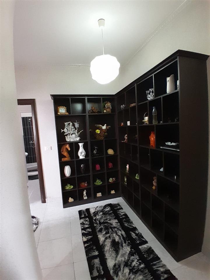 Shitet apartament 2+1 i mobiluar ne lgj 8 shkurti
