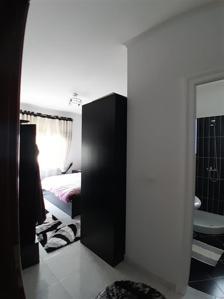 Shitet apartament 2+1 i mobiluar ne lgj 8 shkurti