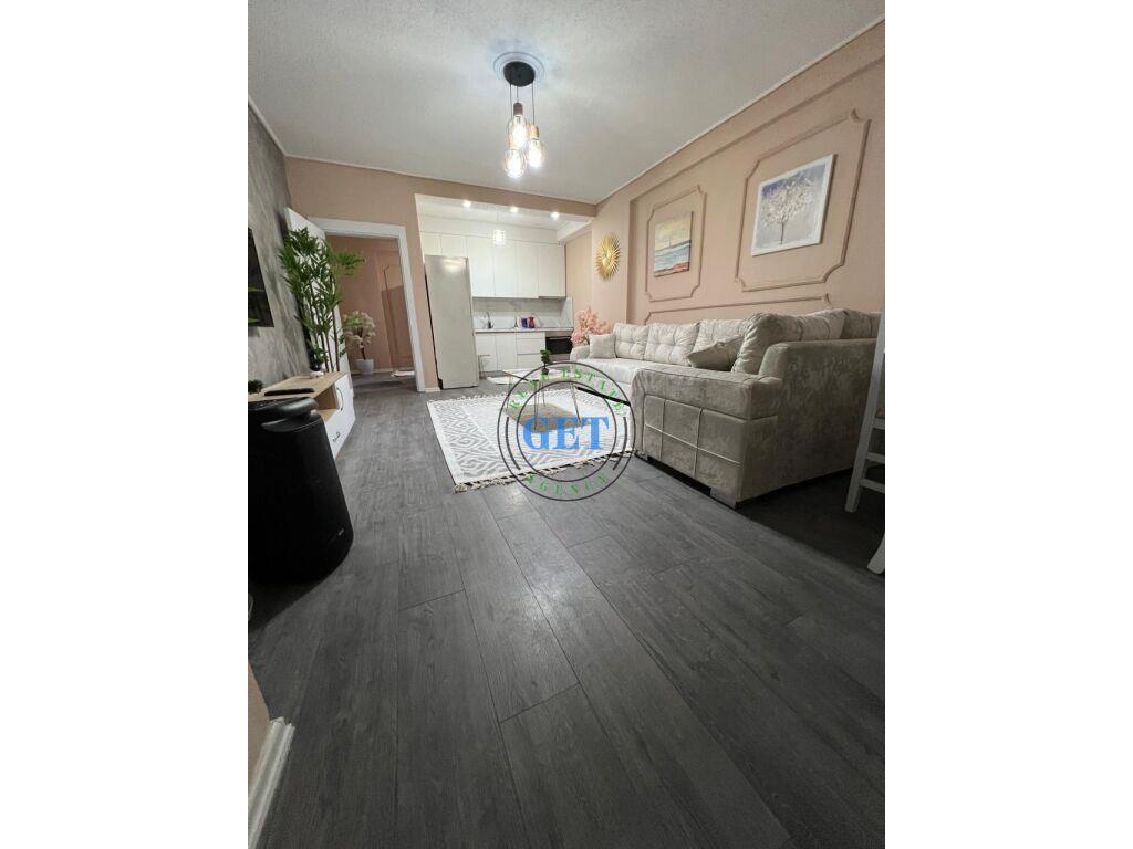 Shitet, Apartament 2+1 me Verand tek Ish Urt, Durres.