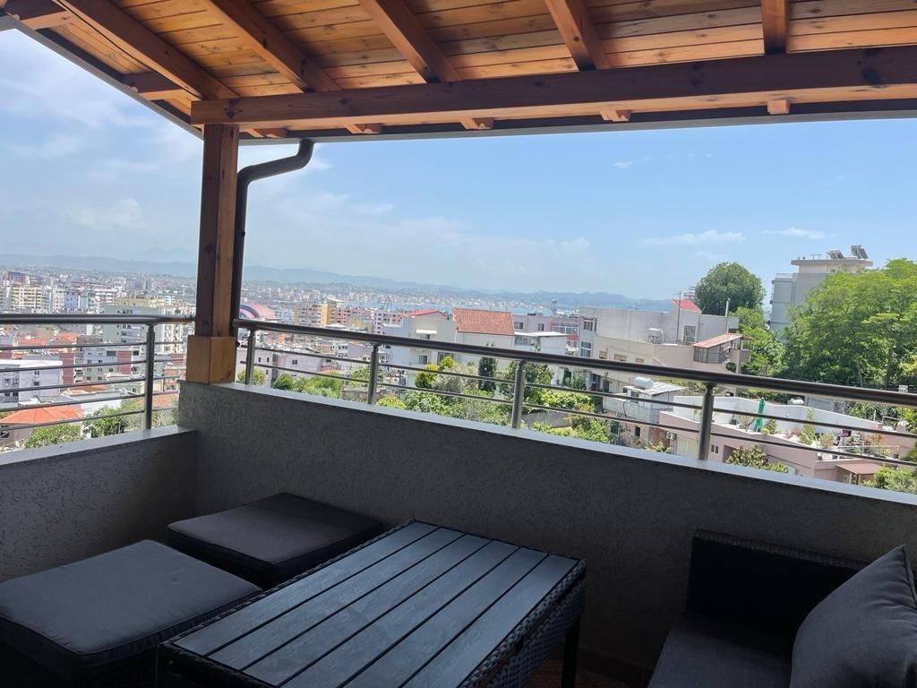 Shitet apartament luksoz 2+1 + garazhd