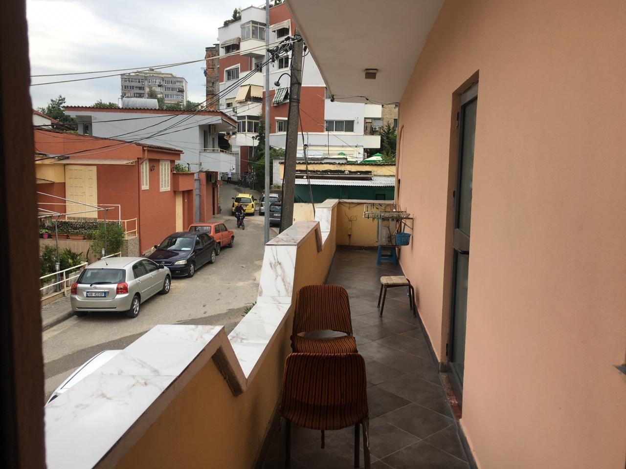 Jepet me qira shtepi 2 kate perball Arkiv shtetit Tirane