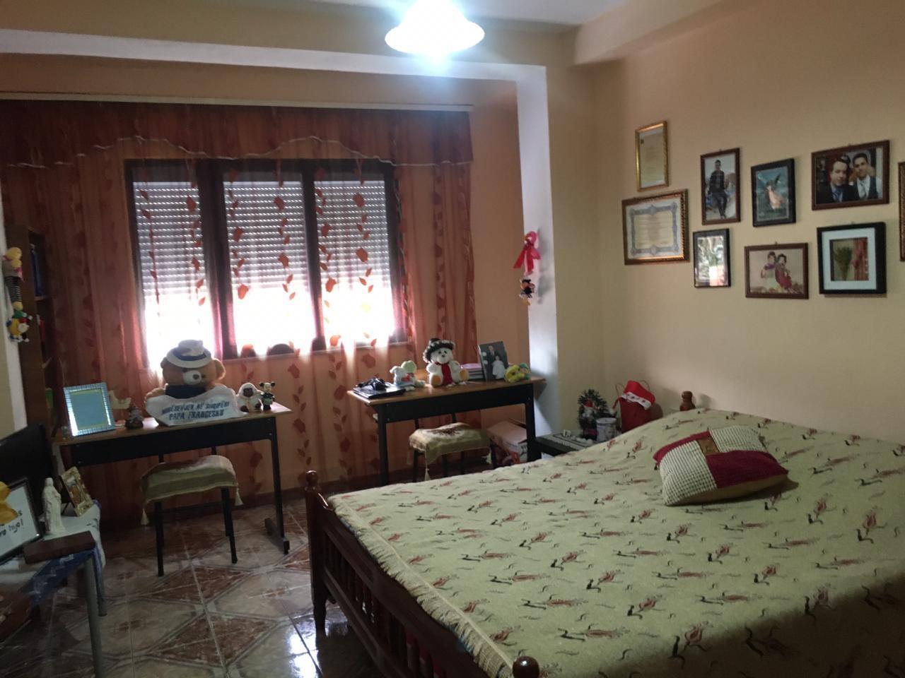 Jepet me qira shtepi 2 kate perball Arkiv shtetit Tirane