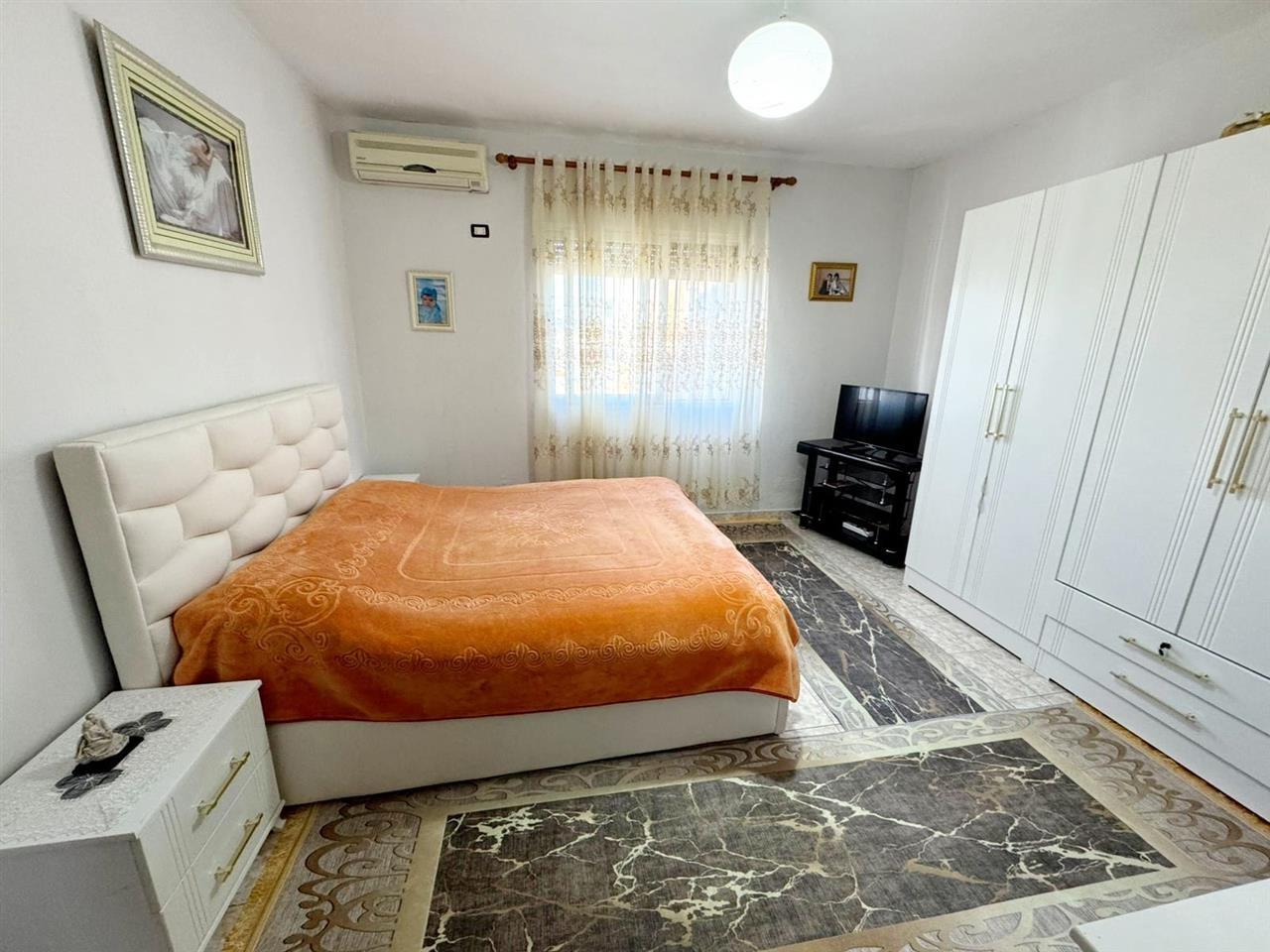 Kavaje,apartament 2+1+2 tualete ,afer tregut industrial