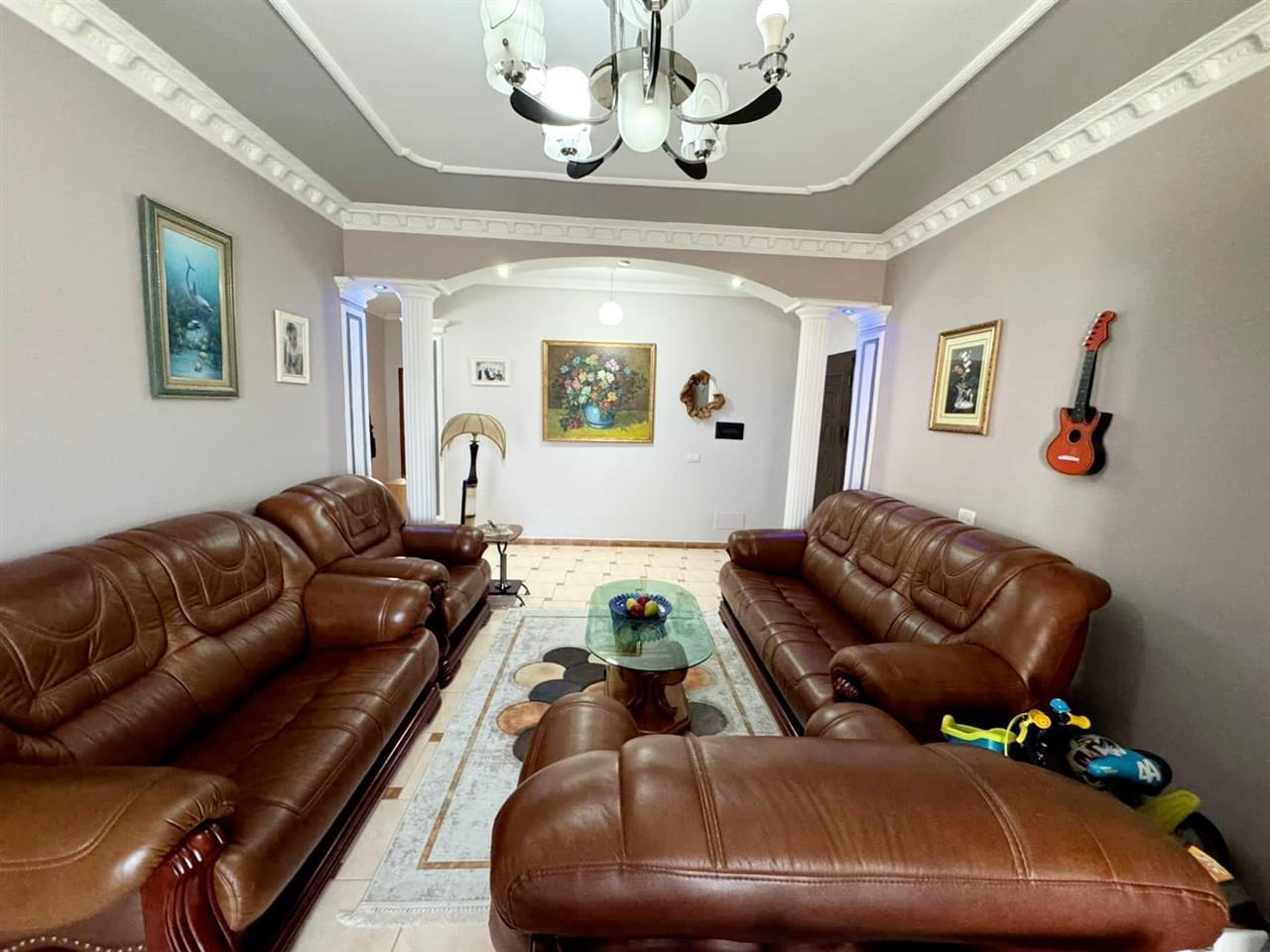 Kavaje,apartament 2+1+2 tualete ,afer tregut industrial