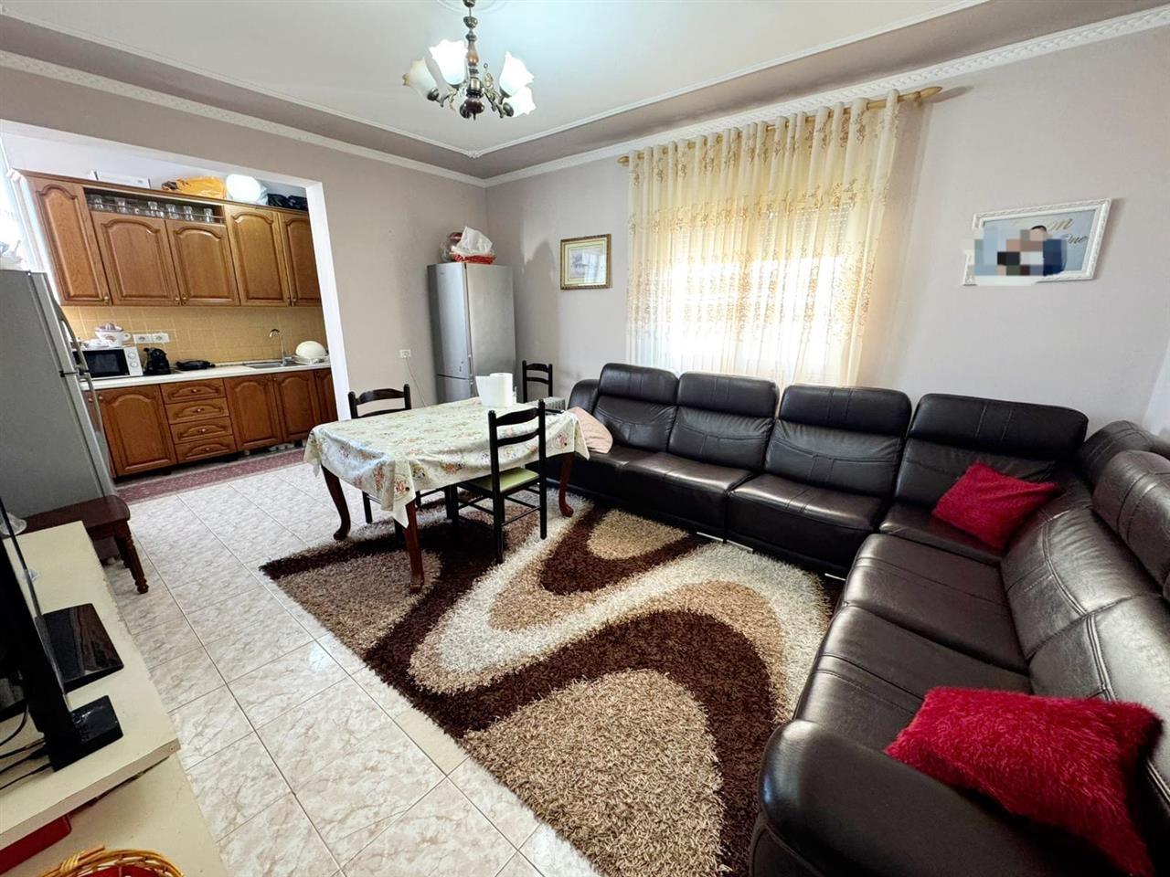 Kavaje,apartament 2+1+2 tualete ,afer tregut industrial