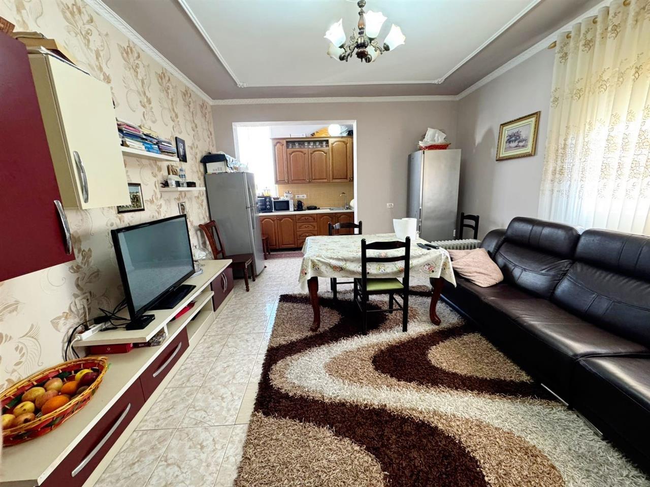 Kavaje,apartament 2+1+2 tualete ,afer tregut industrial