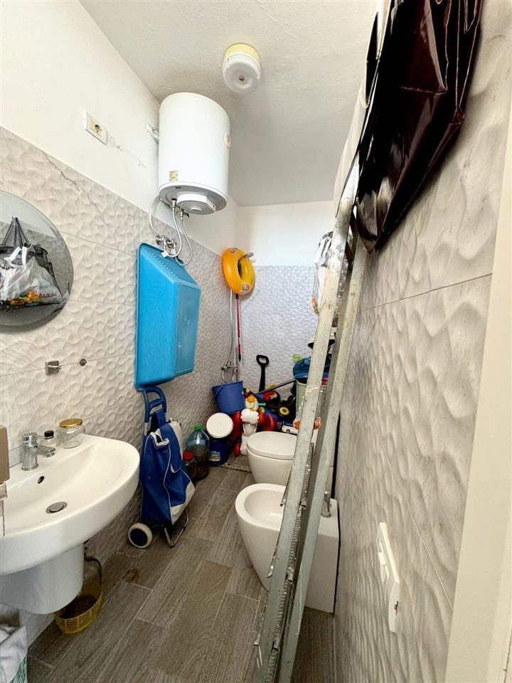 Kavaje,apartament 2+1+2 tualete ,afer tregut industrial