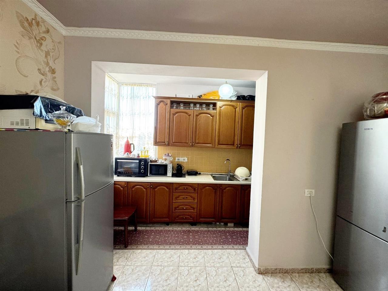 Kavaje,apartament 2+1+2 tualete ,afer tregut industrial