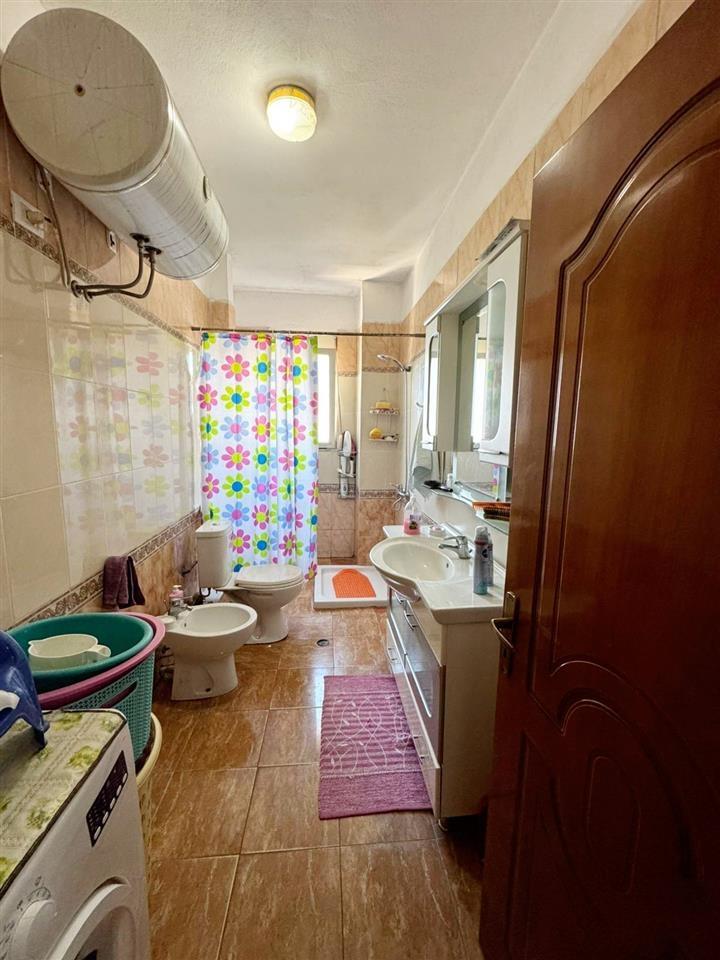 Kavaje,apartament 2+1+2 tualete ,afer tregut industrial