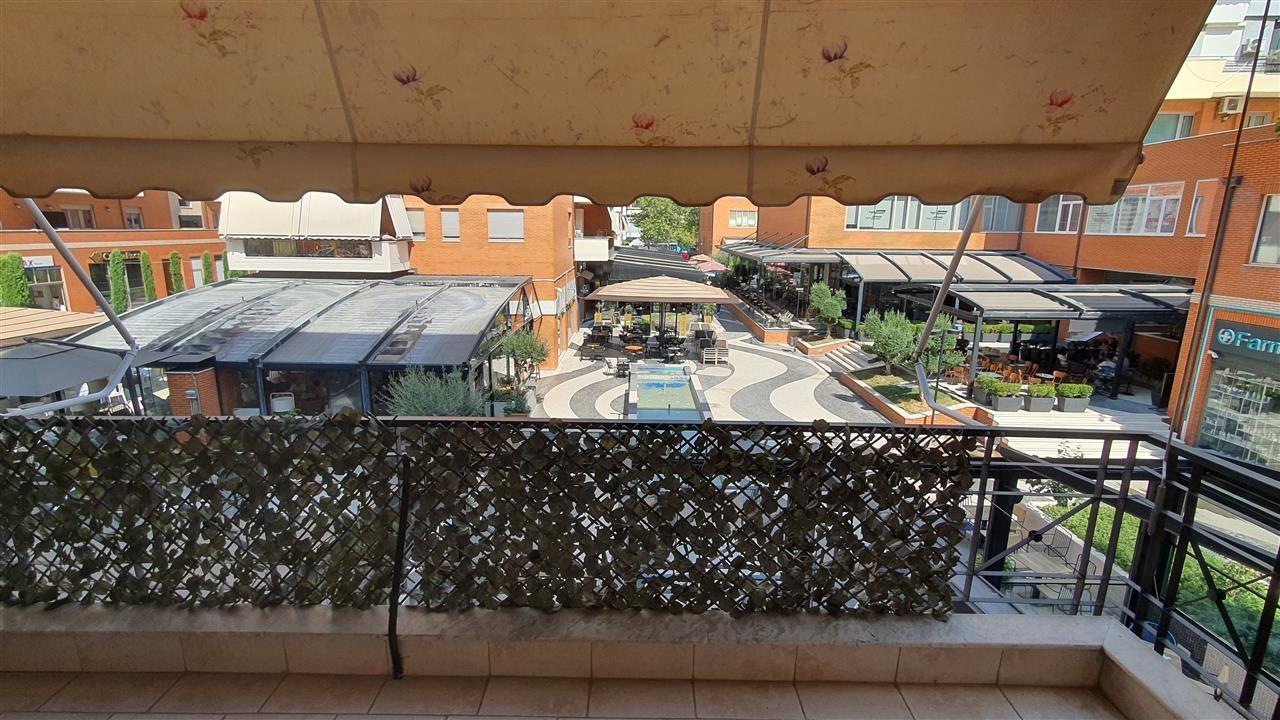 1+1 me Qira, kompleksi Delijorgji