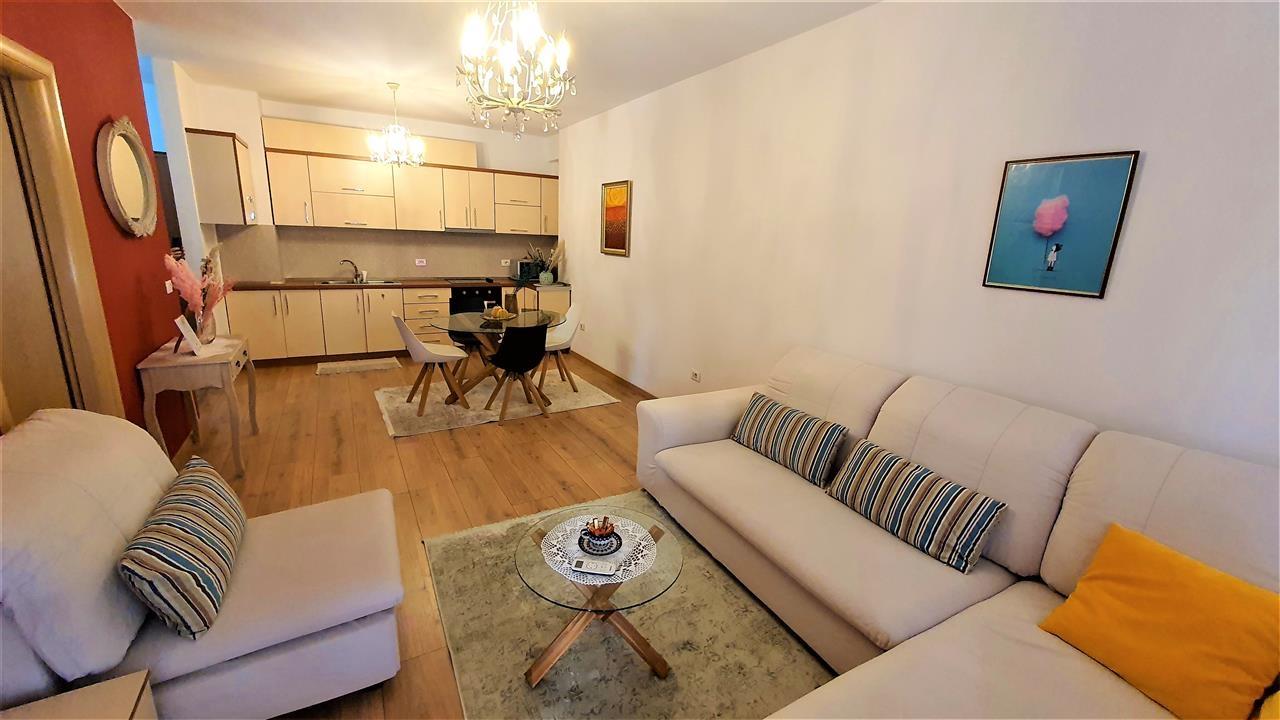 1+1 me Qira, kompleksi Delijorgji