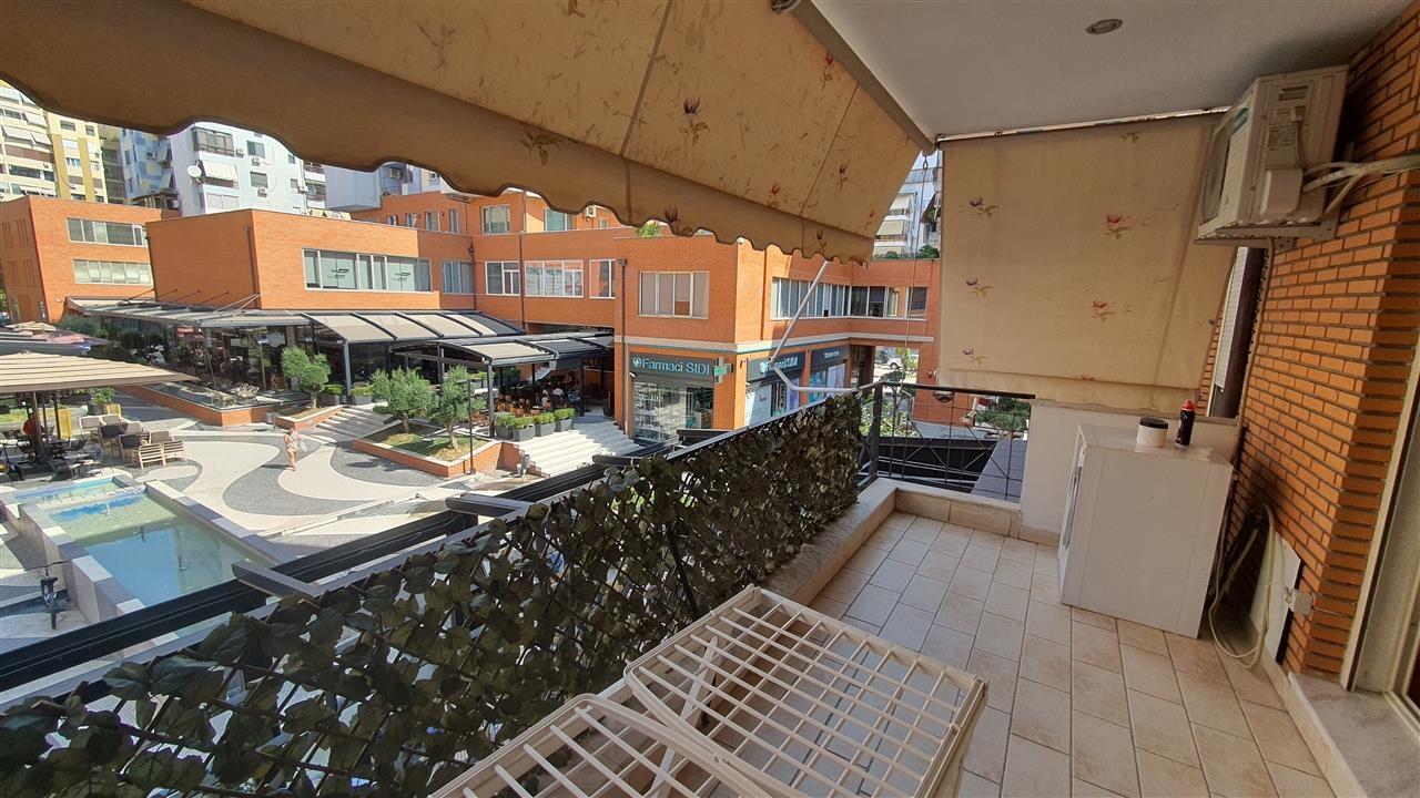 1+1 me Qira, kompleksi Delijorgji