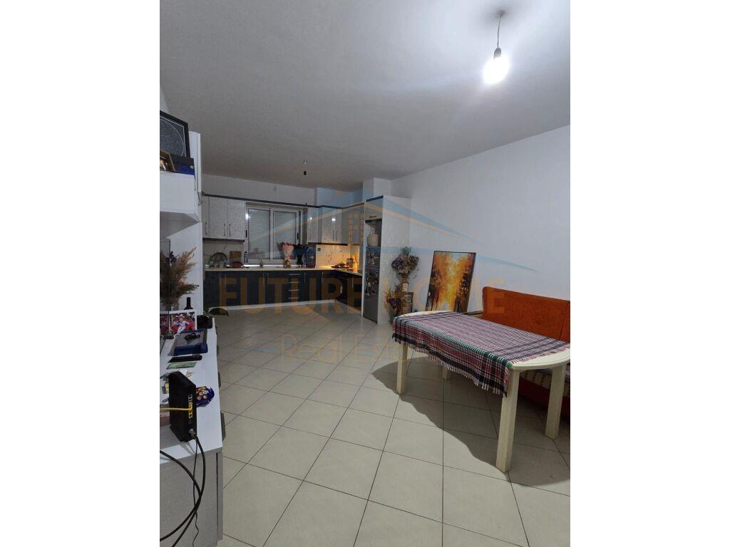 Shitet, Apartament 2+1, Fresku, Tiranë