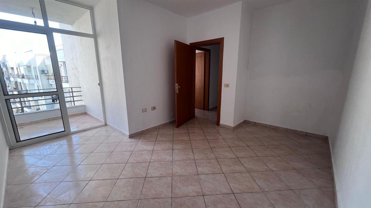 Shitet Apartament ne Astir Okazion!!!