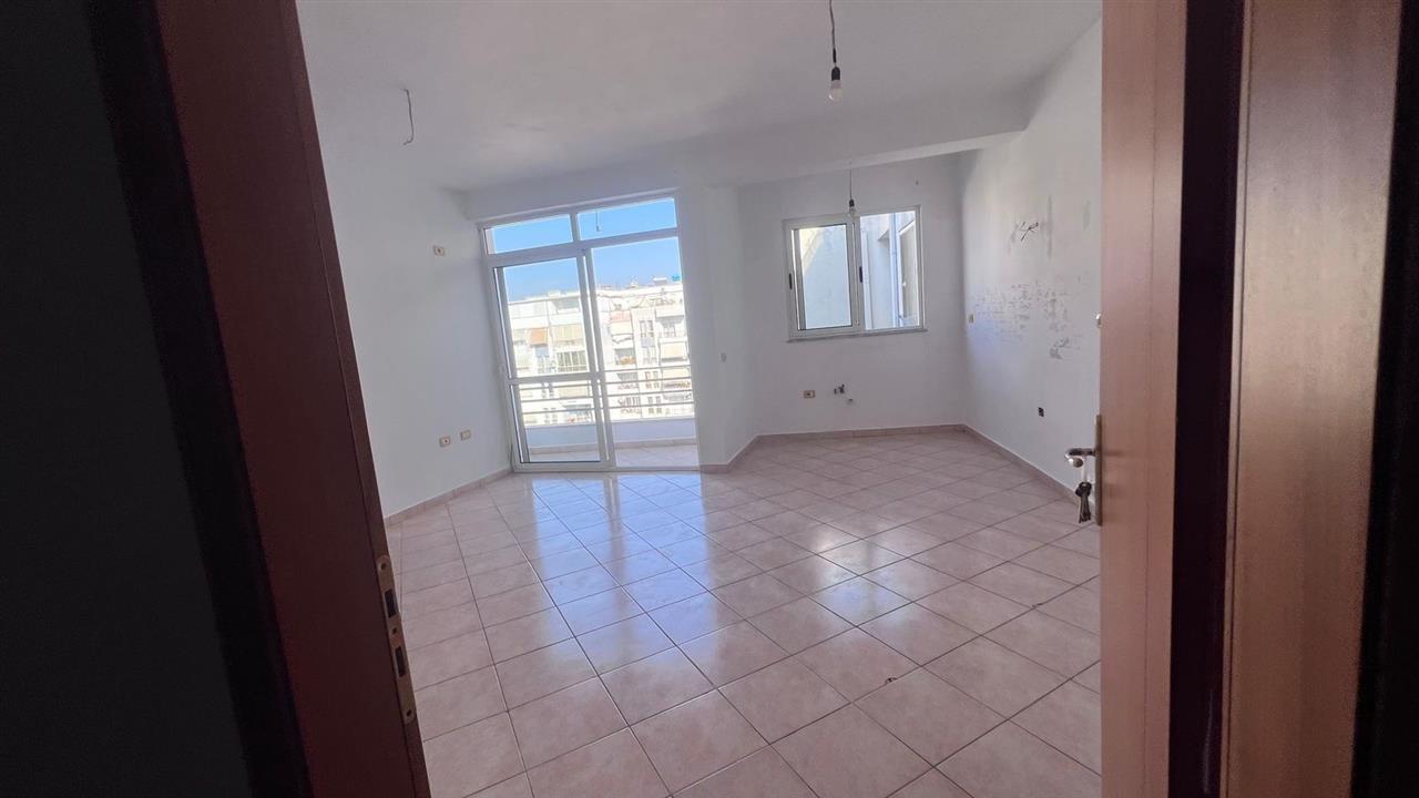 Shitet Apartament ne Astir Okazion!!!