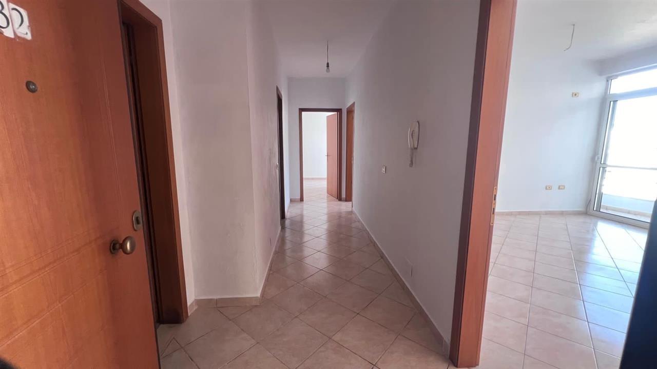 Shitet Apartament ne Astir Okazion!!!