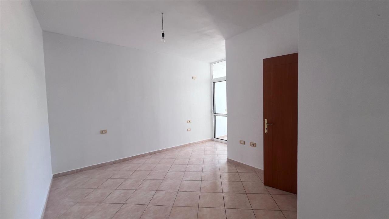 Shitet Apartament ne Astir Okazion!!!