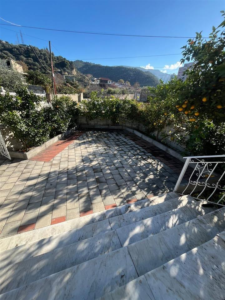 Jepet me qera shtepi 2-kateshe,Vlore!
