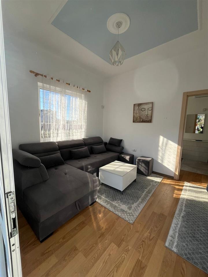 Jepet me qera shtepi 2-kateshe,Vlore!