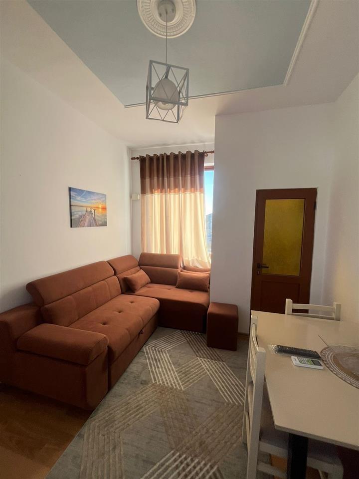 Jepet me qera shtepi 2-kateshe,Vlore!