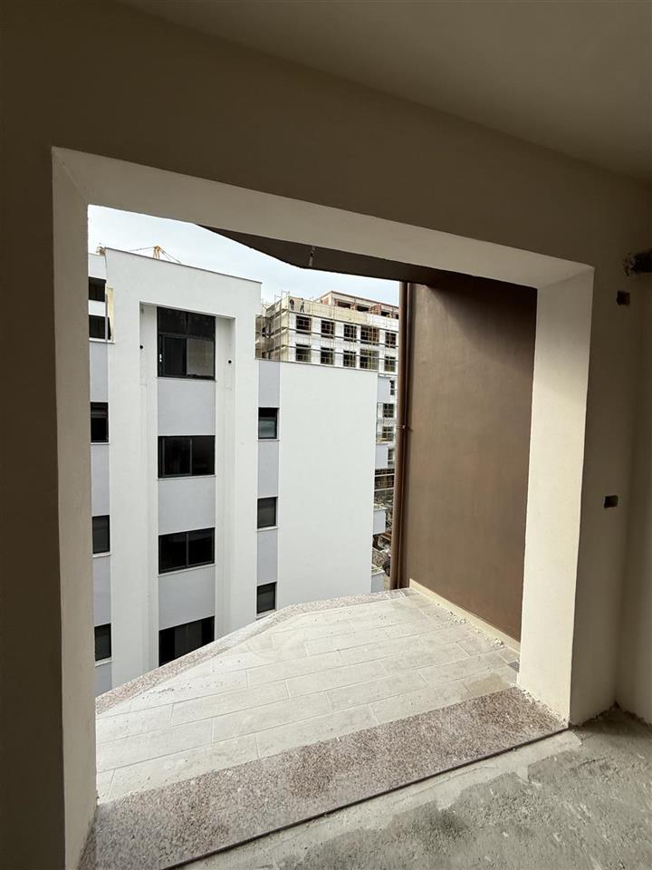 Shitet Apartament 1+1 te Mali Robit golem