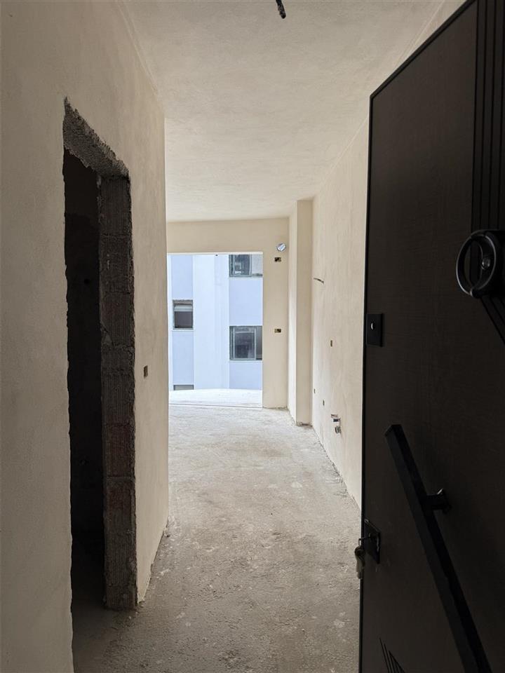 Shitet Apartament 1+1 te Mali Robit golem