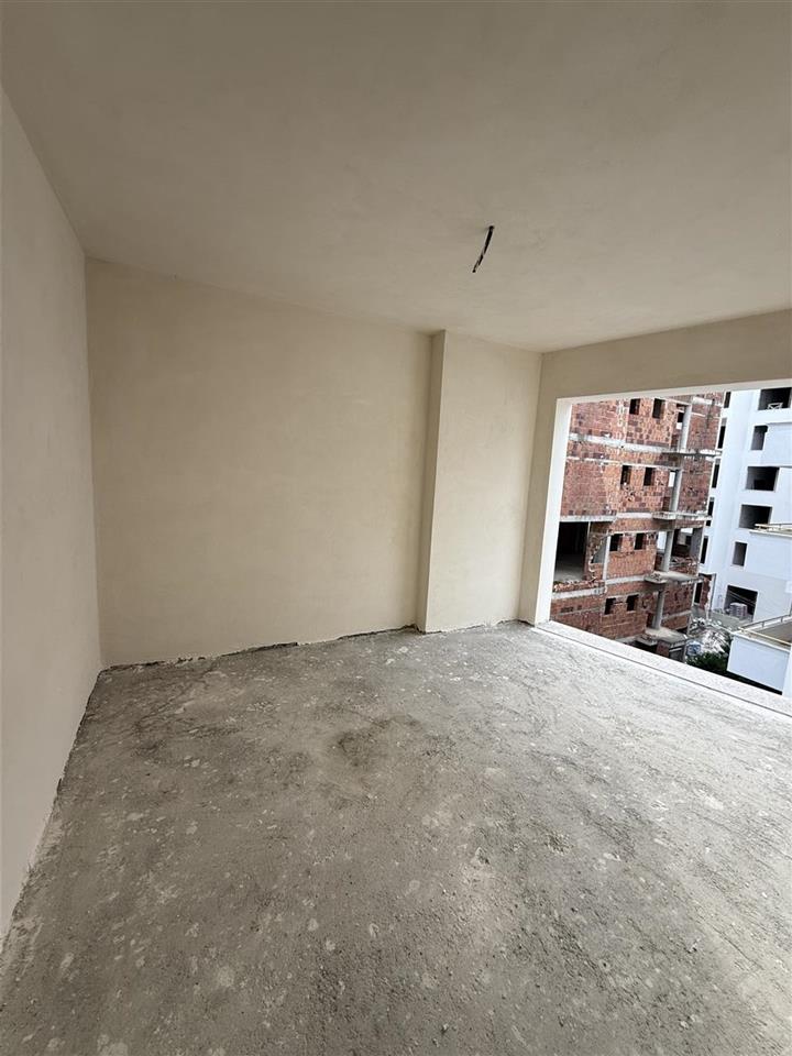 Shitet Apartament 1+1 te Mali Robit golem