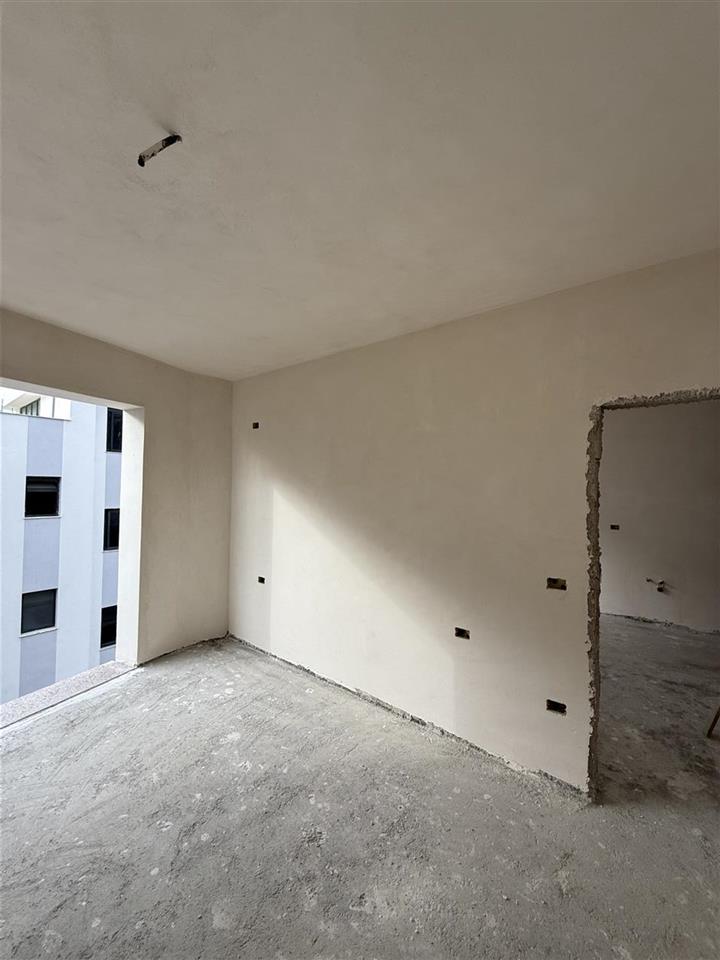 Shitet Apartament 1+1 te Mali Robit golem