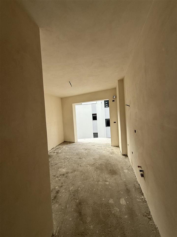 Shitet Apartament 1+1 te Mali Robit golem