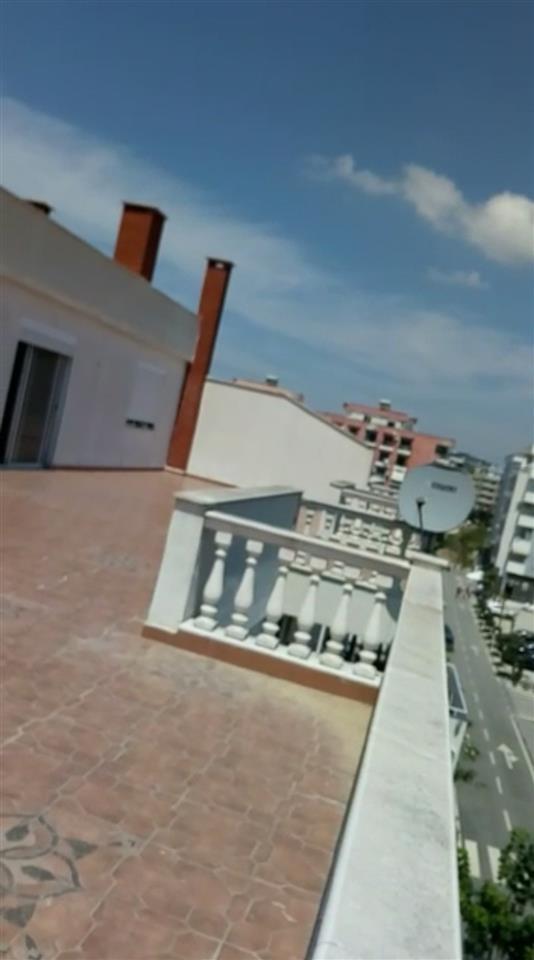 Shitet shtepi ne Golem