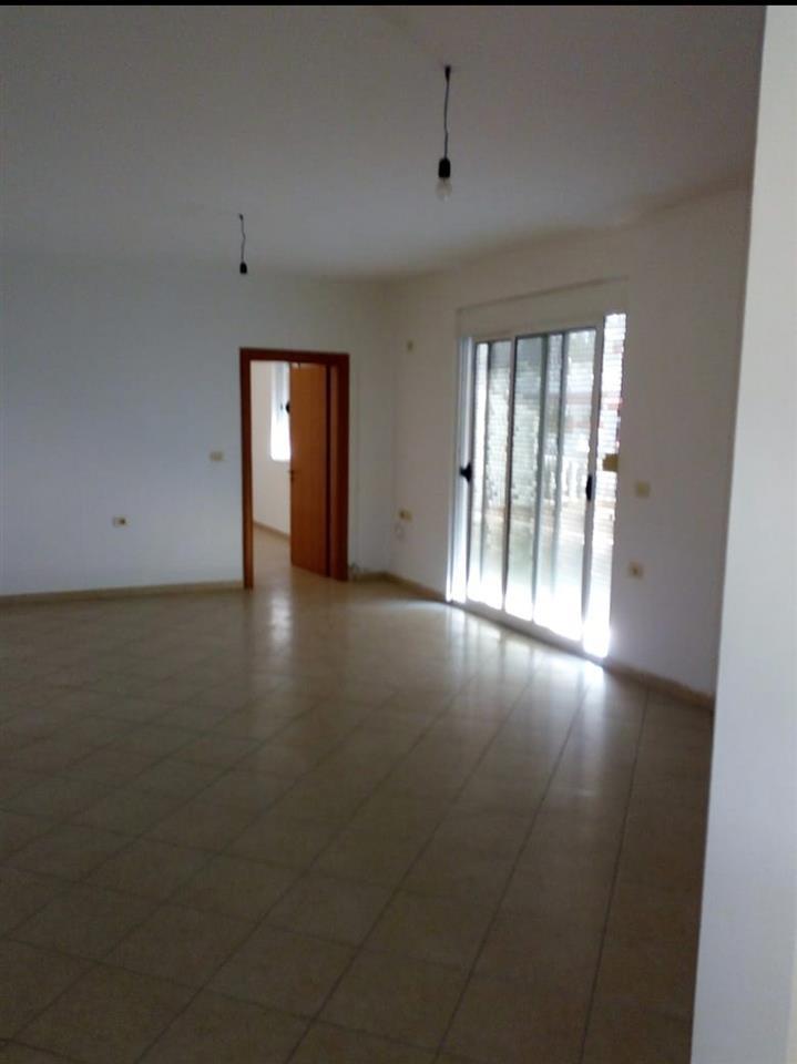 Shitet shtepi ne Golem