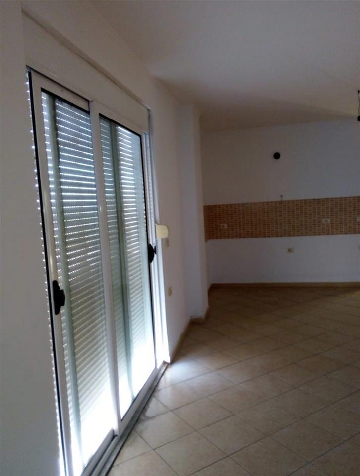 Shitet shtepi ne Golem