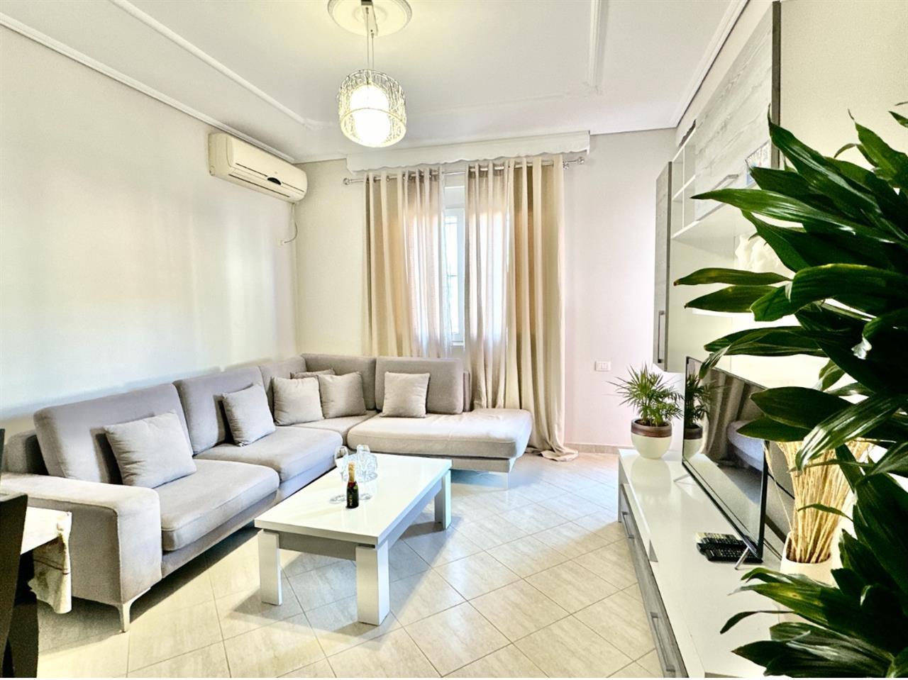 Shitet Apartament ne lungo mare