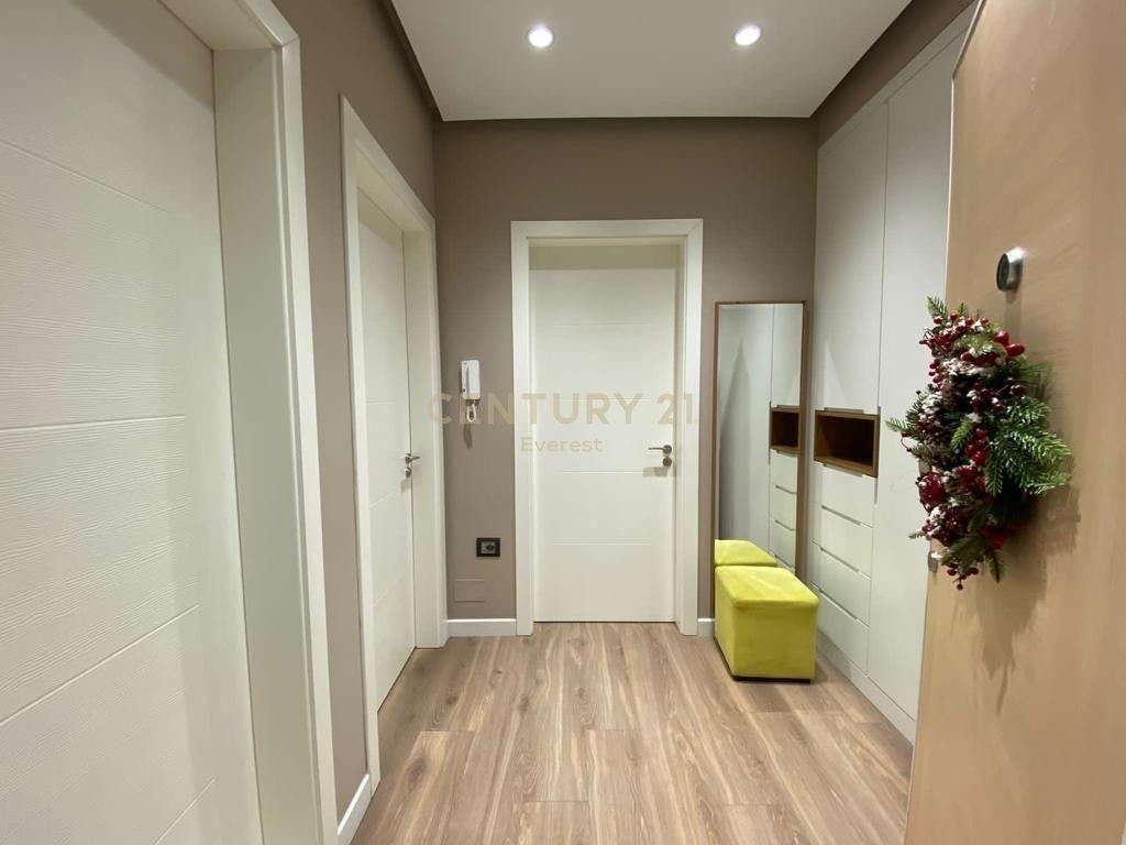 Jepet me qera 1+1 tek Komuna e Parist tek Kompleksi Niku