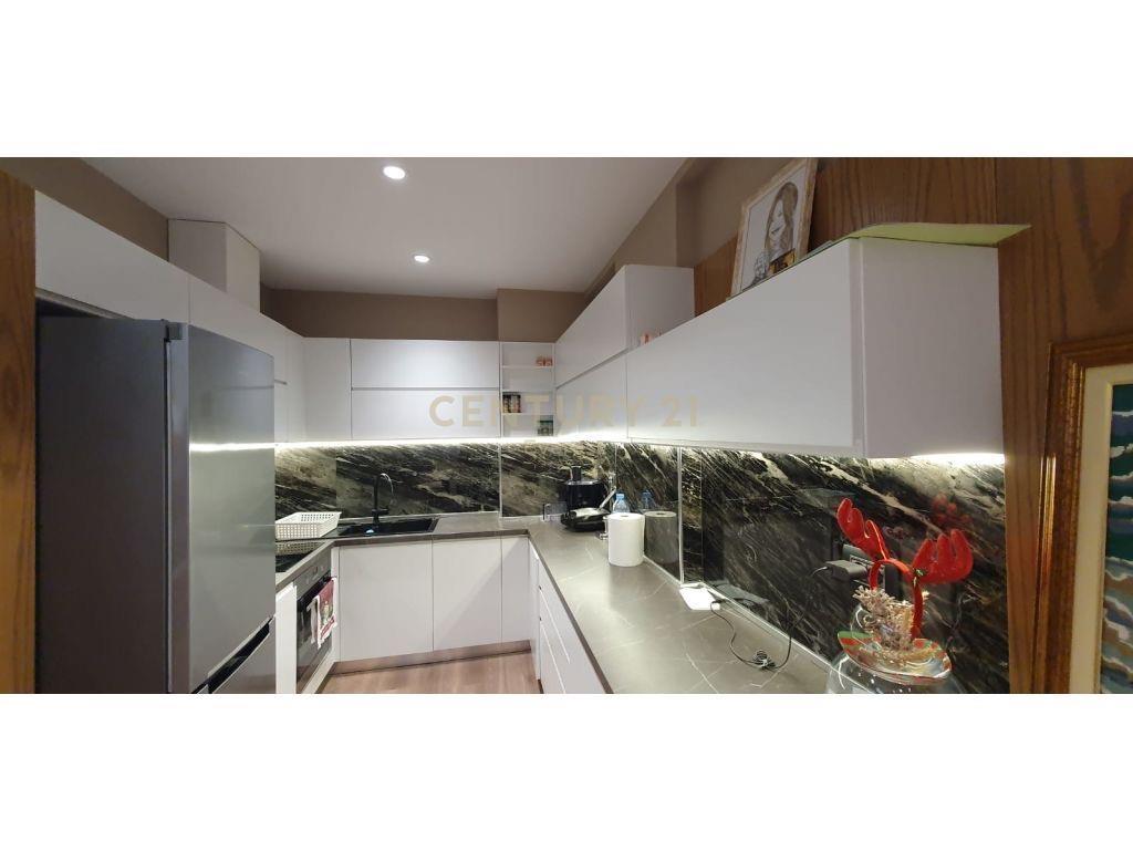 Jepet me qera 1+1 tek Komuna e Parist tek Kompleksi Niku