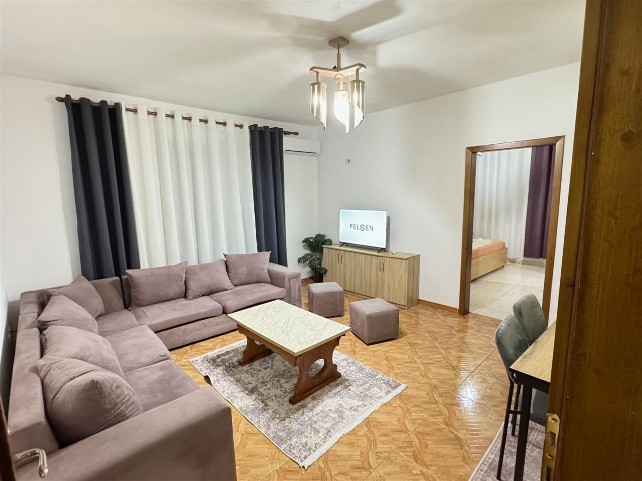 Apartament me qera , Astir