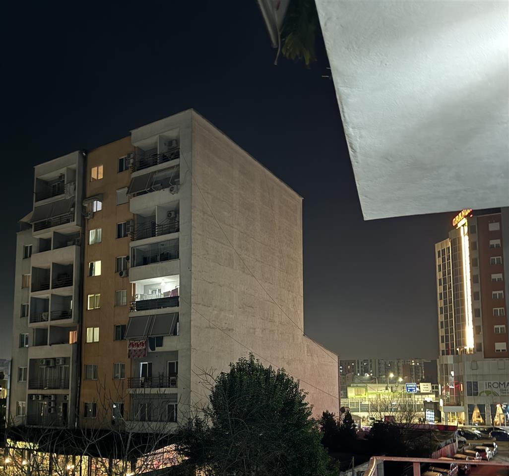 Apartament me qera , Astir