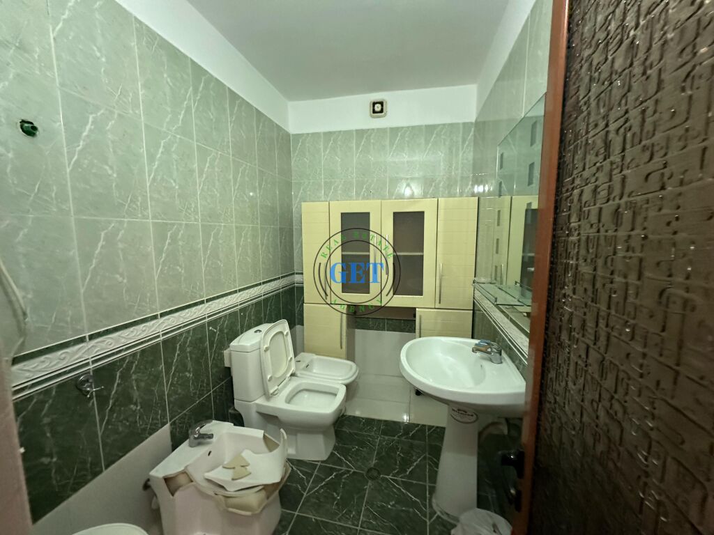 Shitet ,Apartament 3+1+2 +Verand, Tregu Vogel Dr