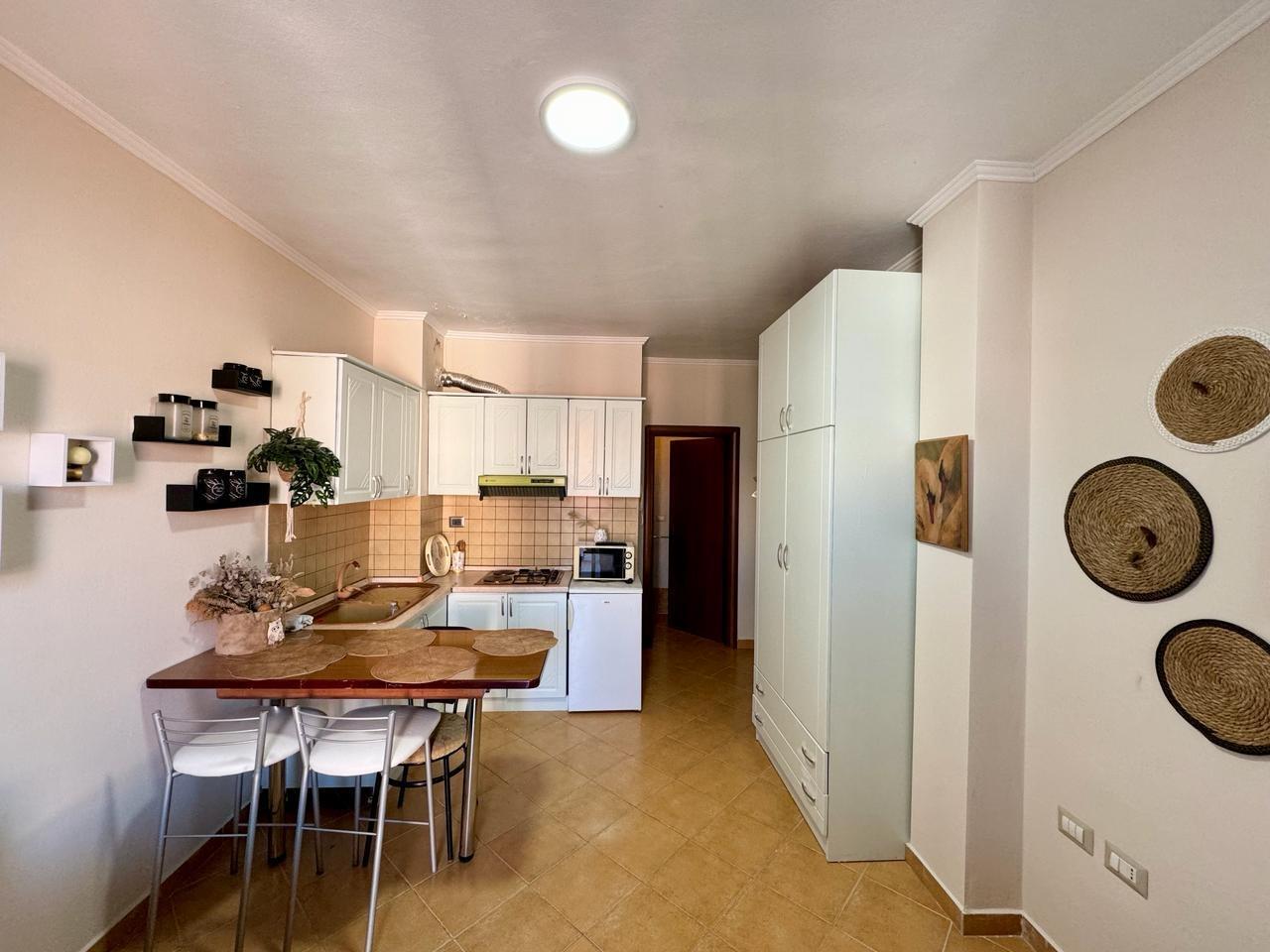 Golem,Shitet /Qira garsoniere ne zone kompleksi,afer Miami.