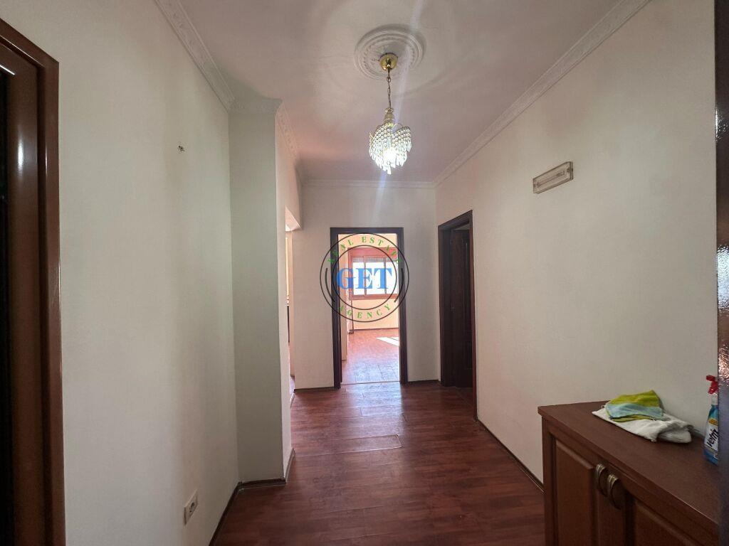 Shitet ,Apartament 3+1+2 +Verand, Prane Tregut te Vogel, Dur