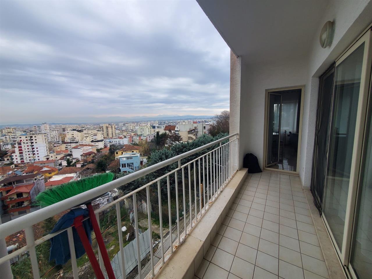 Ofroj apartament me qera 2+1 tek Vila e Zogut Durres