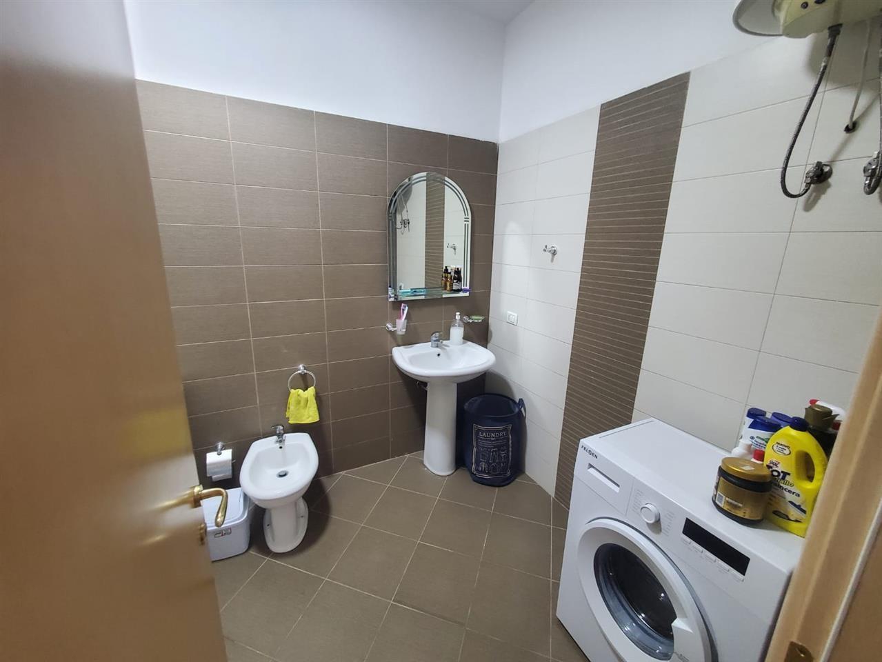 Ofroj apartament me qera 2+1 tek Vila e Zogut Durres