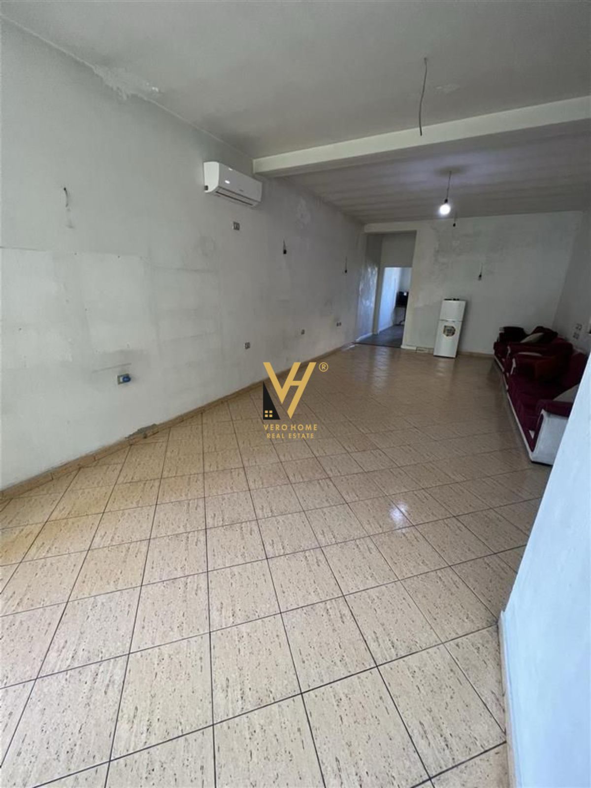 AMBIENT 100 M2 ME QERA TE RR.MYSLYM KETA 350 EURO