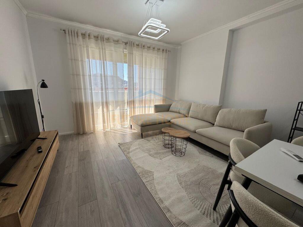 Qera, Apartament 3+1+ Post Parkimi, Golden Park , Tiranë.