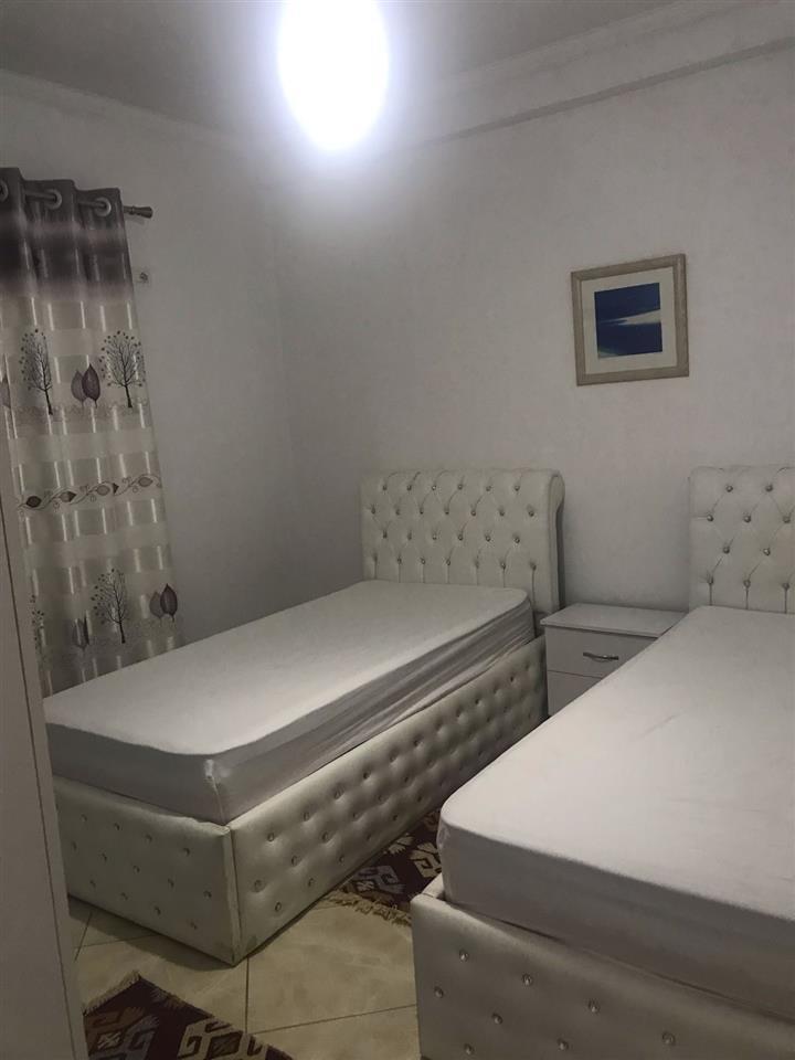 Jepet apartament me qera 2+1+2 prane KMY ne Yzberisht